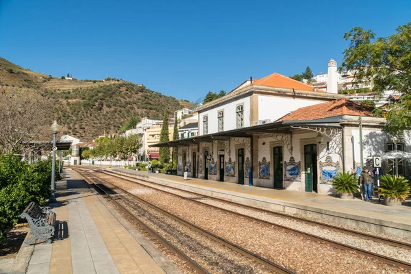 Persone in attesa di un treno sulla vecchia stazione ferroviaria di Pinhao, P — Foto Stock