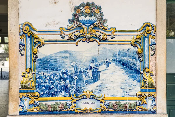Güzel azulejo tilework dış dekor parçası olarak eski tren — Stok fotoğraf