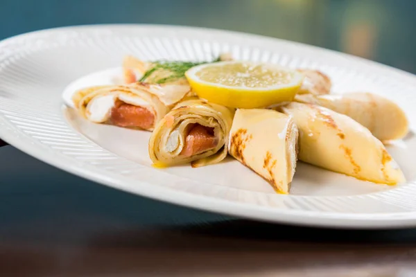 Panqueques con salmón y queso blando —  Fotos de Stock
