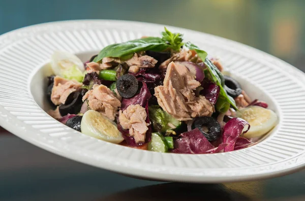 Taze ton balığı salatası, sebze ve bıldırcın yumurtası. — Stok fotoğraf