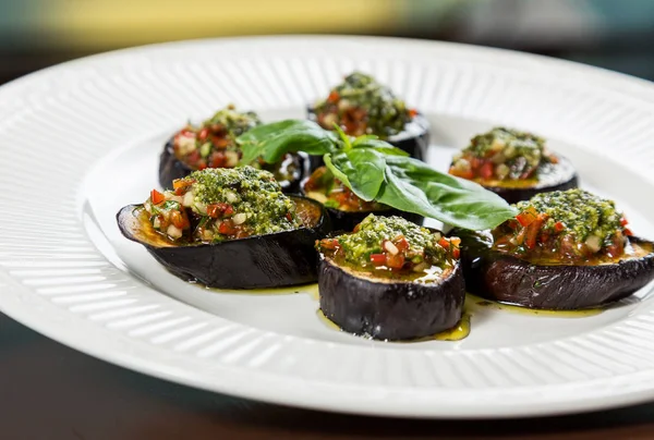 Backade aubergine skivor med hackade grönsaker topping — Stockfoto