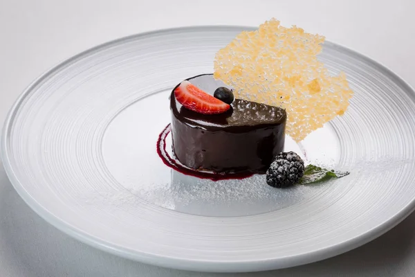 Luxus-Schokolade glasiert Dessert mit Karamell-Dekoration auf einer wh — Stockfoto