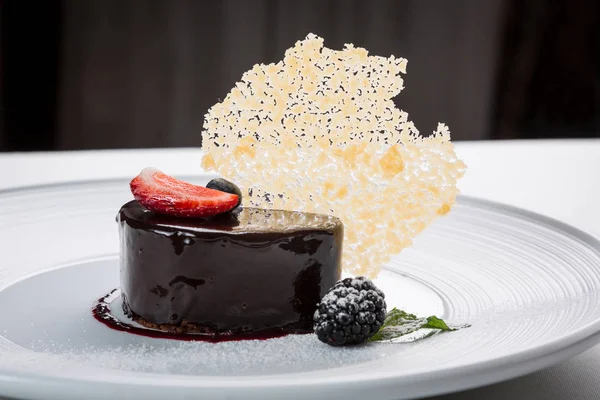 Роскошный шоколадный глазированный десерт с карамельным декором на WH — стоковое фото