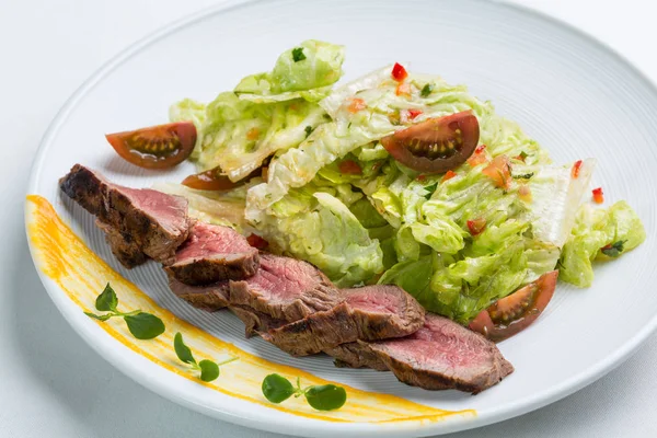 Grillezett kacsamellfilé szeletei salátával — Stock Fotó