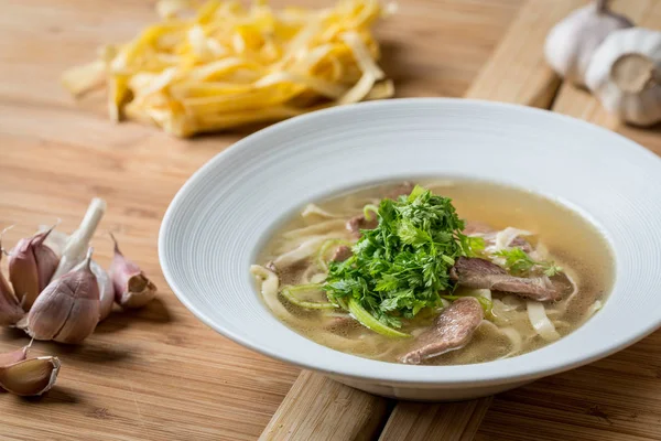 Sopa clara de pato fresco com macarrão — Fotografia de Stock