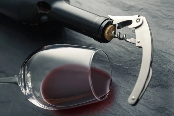 Şişe mantarında paslanmaz tirbuşon ve şarap kadehiyle — Stok fotoğraf