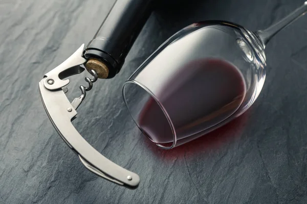 Nerezový vývrtka v korku hrdla láhve a víno sklenice s — Stock fotografie