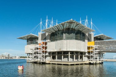 İnsanlar parktaki Lizbon Okyanusu 'nun yanında yürüyorlar. 