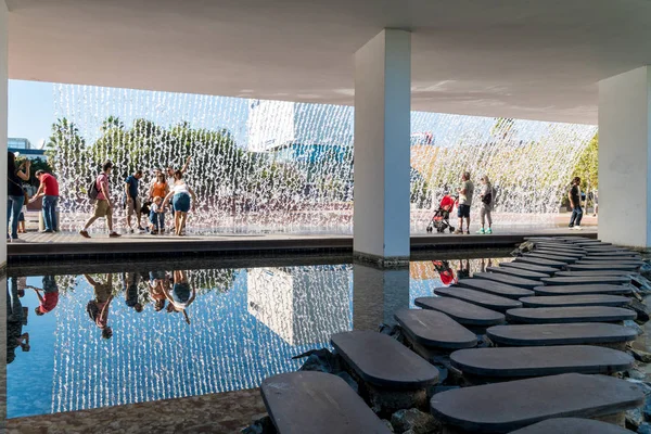 People walk under the fountain in the Park of the Nations,  Lisb — Stock Photo, Image