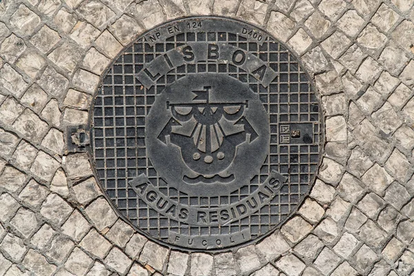 Lizbon, Portekiz 'deki artık sular için metal kapak. — Stok fotoğraf