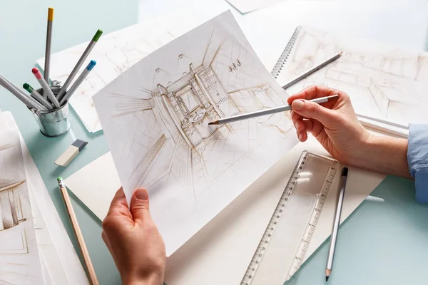Návrhář interiéru držící ručně kreslicí tužku s náčrtem lázně — Stock fotografie