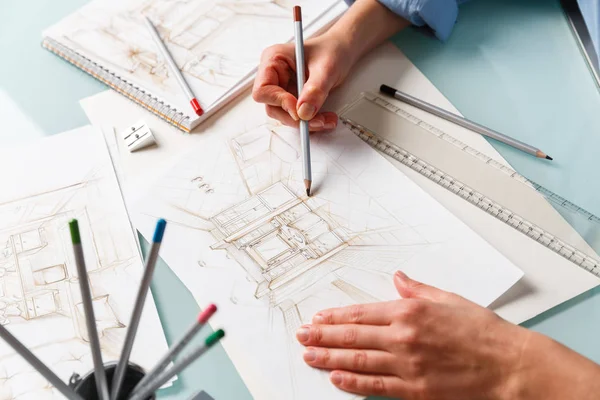 Designer de interiores fazendo desenho a mão esboço a lápis de um banheiro — Fotografia de Stock