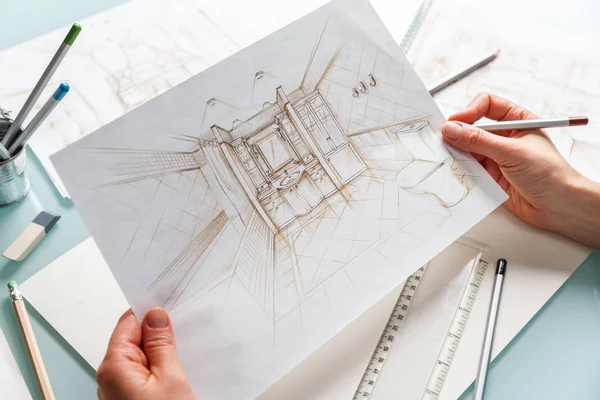 Diseñador de interiores sosteniendo a mano dibujo a lápiz boceto de un bathro — Foto de Stock