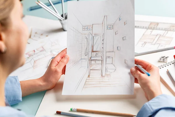 Innenarchitekt in der Hand zeichnet Bleistiftskizze eines Badezimmers — Stockfoto