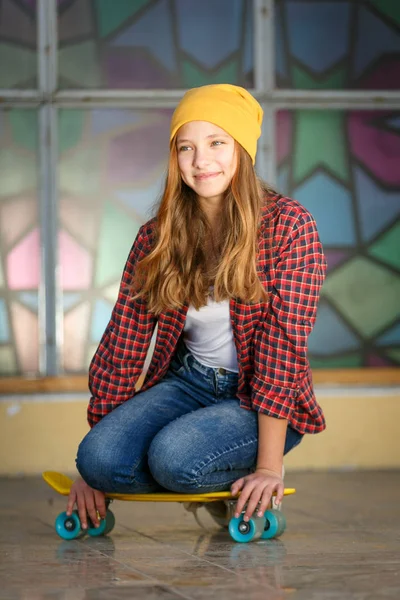 Estilo de vida vertical al aire libre retrato de joven sonriente adolescente gir —  Fotos de Stock