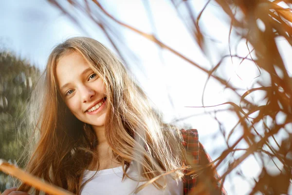 Estilo de vida soleado retrato al aire libre de joven adolescente sonriente —  Fotos de Stock