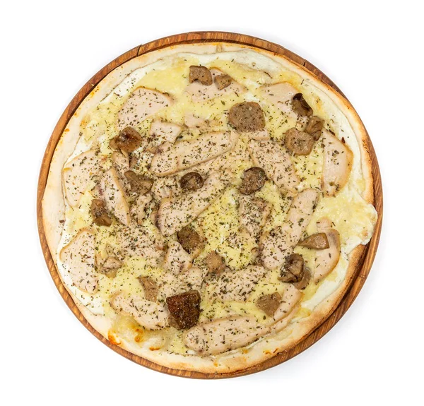 Pizza sottile classica con mozzarella, pollo e funghi su un w — Foto Stock