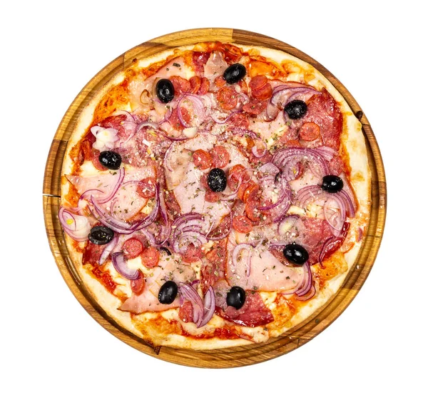 Pizza clásica delgada con mozarella, jamón, tomates y cebolla en un —  Fotos de Stock