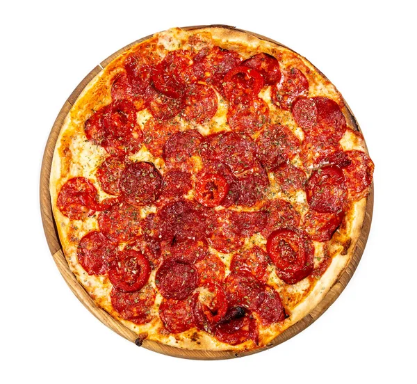 Pizza de pepperoni fina clássica em um fundo branco — Fotografia de Stock