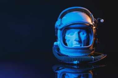 Alçı taşı, askeri havacılık kaskının içindeki siyah arka planda. Aeronautica