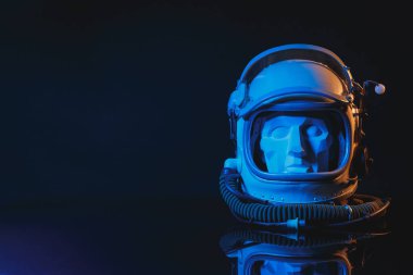 Alçı taşı, askeri havacılık kaskının içindeki siyah arka planda. Aeronautica