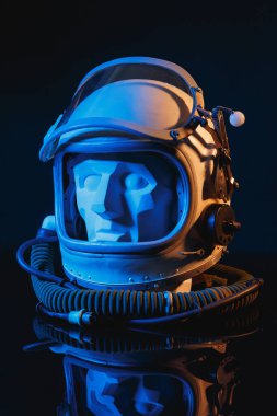 Alçı taşı, askeri havacılık kaskının içindeki siyah arka planda. Aeronautica