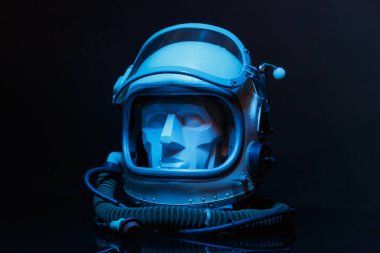 Alçı taşı, askeri havacılık kaskının içindeki siyah arka planda. Aeronautica