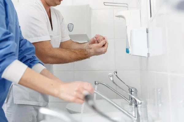 Γιατροί Πλένουν Χέρια Τους Απολυμαντικά Υγρά Χειρουργική Κλινική Υγειονομική Και — Φωτογραφία Αρχείου