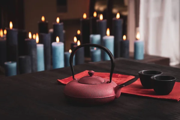 Rode Theepot Met Twee Kopjes Een Houten Tafel Met Veel — Stockfoto