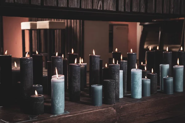 Πολλά Κεριά Καίγονται Ένα Ξύλινο Ράφι Μπροστά Από Τον Καθρέφτη Εικόνα Αρχείου