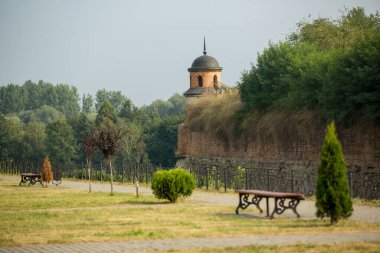 Ukrayna 'nın Rivne bölgesindeki Dubno kasabasındaki ortaçağ Dubno Kalesi' nin güçlendirilmiş duvarları. Ukrayna 'da seyahat yerleri