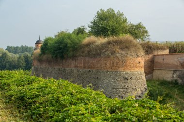 Ukrayna 'nın Rivne bölgesindeki Dubno kasabasındaki ortaçağ Dubno Kalesi' nin güçlendirilmiş duvarları. Ukrayna 'da seyahat yerleri