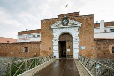 Ukrayna 'nın Rivne bölgesindeki Dubno kasabasındaki ortaçağ Dubno Kalesi' nin ana girişi. Ukrayna 'da seyahat yerleri