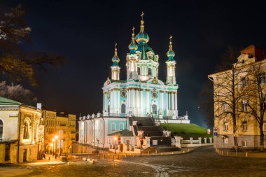 Kyiv, Ukrayna - 3 Nisan 2020: Ukrayna 'nın başkenti Kyiv' deki Saint Andrew Kilisesi