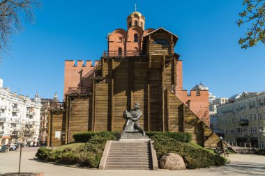 Kyiv, Ukrayna - 3 Nisan 2020: Golden Gates - Ukrayna 'nın başkenti Kyiv' de ünlü tarihi ve manzaralı bir yer. Ukrayna, Kyiv 'de görülmüş yerler