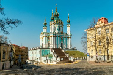 Kyiv, Ukrayna - 3 Nisan 2020: Saint Andrew Kilisesi ve Anrdriyvsky Descent Ukrayna 'nın başkenti Kyiv' de karantina zamanında turistler olmadan