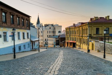Kyiv, Ukrayna - 3 Nisan 2020: Anrdriyvsky Uzviz Caddesi Ukrayna 'nın başkenti Kyiv' de karantina zamanında turistler olmadan