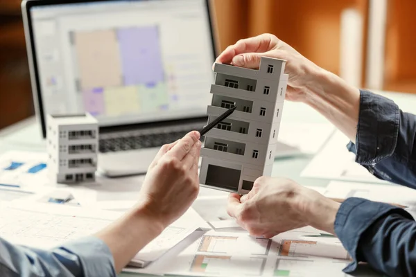 Dos Arquitectos Sosteniendo Discutiendo Modelo Una Casa Los Planos Arquitectónicos —  Fotos de Stock