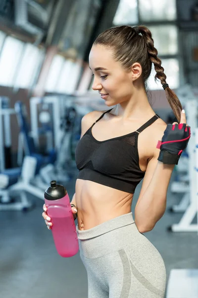 Retrato Vertical Estilo Vida Una Joven Mujer Sonriente Deportiva Con —  Fotos de Stock