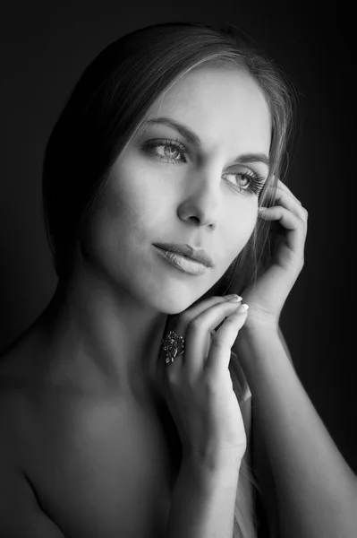 Preto e branco estúdio retrato de um bonito menina — Fotografia de Stock