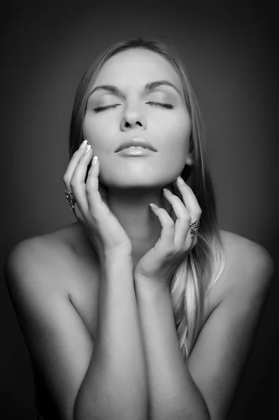 Retrato de estudio en blanco y negro de una linda chica — Foto de Stock