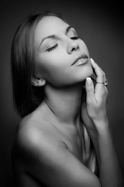 Preto e branco estúdio retrato de um bonito menina — Fotografia de Stock