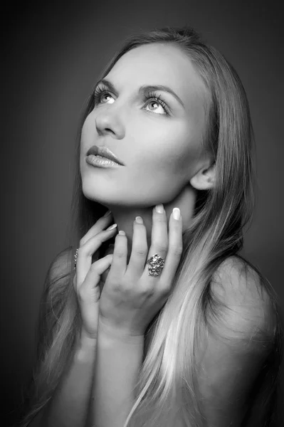 Retrato de estudio en blanco y negro de una linda chica —  Fotos de Stock