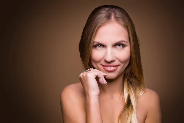 Retrato de uma linda menina loira — Fotografia de Stock