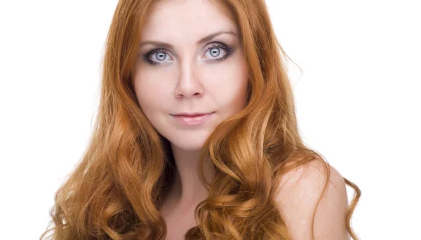 Ritratto di una bella ragazza dai capelli rossi — Foto Stock