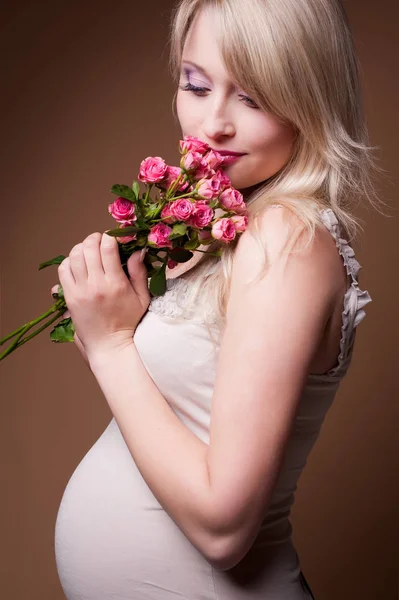 Pregnant woman in a photo studio — Stock Photo, Image