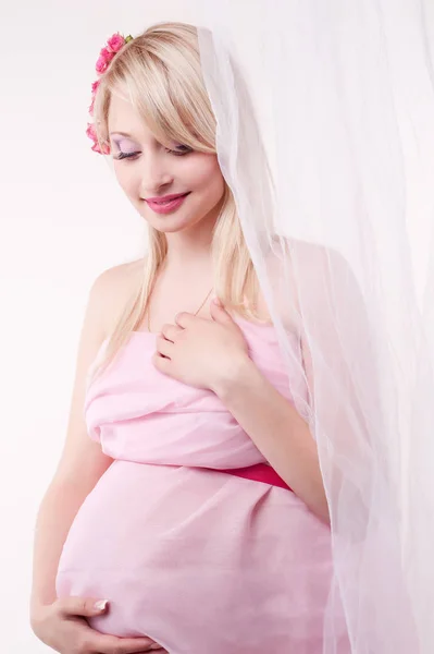 Těhotná žena ve fotografickém studiu — Stock fotografie