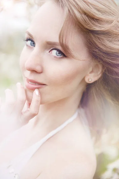 Bella ragazza in un giardino fiorito primavera — Foto Stock