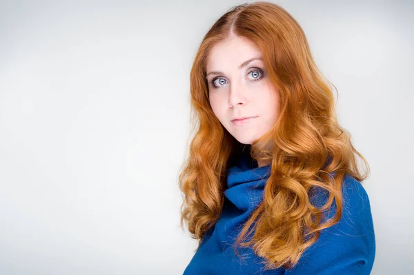 Studio portret ładny redhead — Zdjęcie stockowe