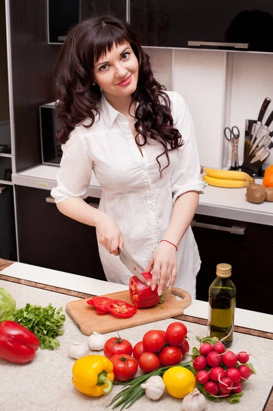 Красива молода дівчина на кухні Стокова Картинка